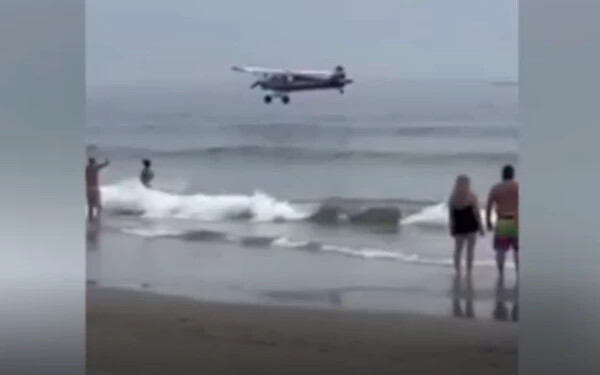 VIDEÓ: A nyaralók mellett csapódott be egy kisrepülőgép