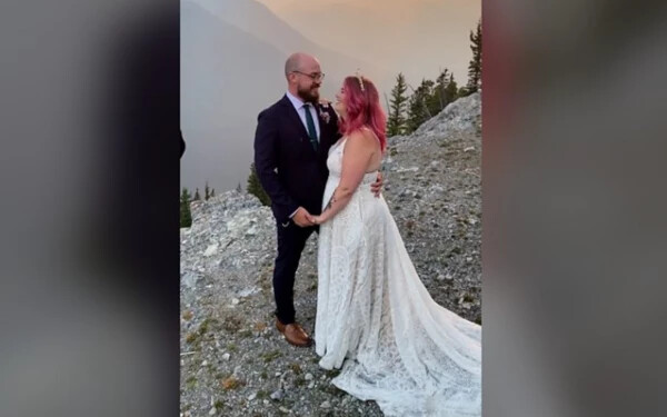VIDEÓ: A hegytetőn ragadt a nászéjszakájukon az ifjú pár