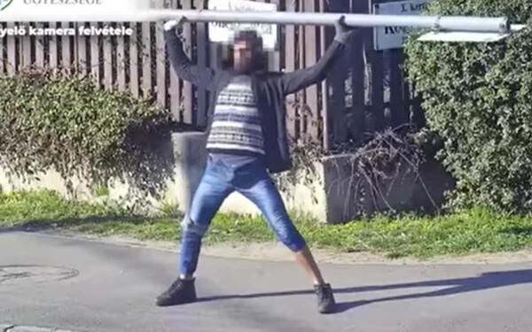 VIDEÓ: Kitépett közlekedési táblával fenyegette az autósokat, majd súlyzózni kezdett vele