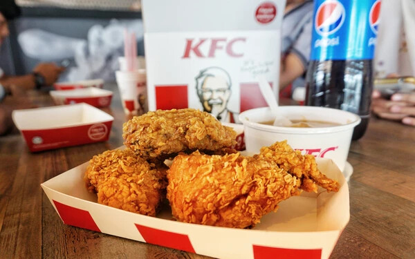 Egy darab KFC-s csirkeszárnyat kaptak az utasok a 12 órás repülőúton