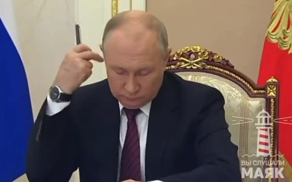 VIDEÓ: Putyin elfelejtette, melyik csuklóján hordja a karóráját – lehet, hogy nem is ő látható a felvételen?