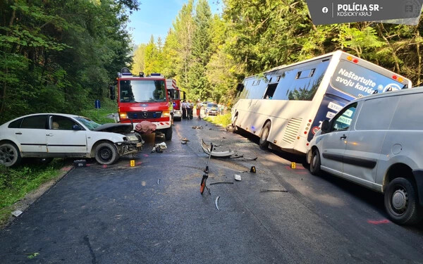 SÚLYOS BALESET: Két személyautó és egy autóbusz ütközött