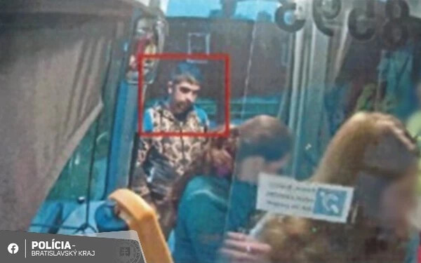 Ellopott egy hátizsákot az egyik pozsonyi buszon – felismeri az elkövetőt?