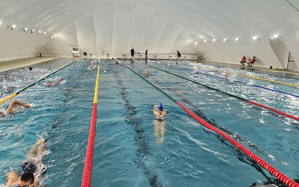 A fedett uszoda speciális tetőszerkezetének köszönhetően az úszóknak a téli hónapokban sem kell nélkülözniük a vízi sportokat 