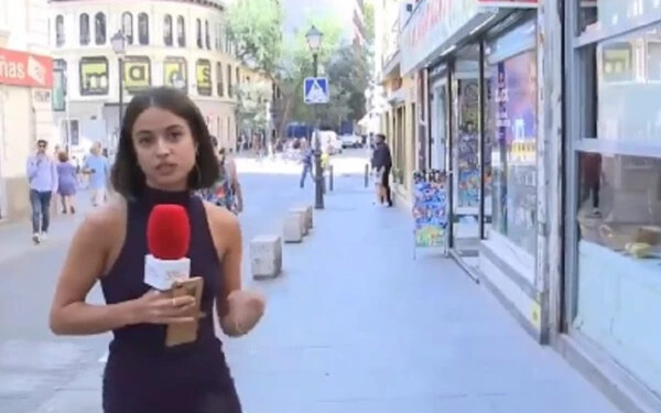 VIDEÓ: Élő adásban zaklatott valaki egy riportert