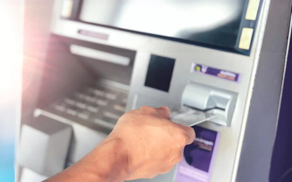 Ha olyan országba utazunk, ahol euró a hivatalos fizetőeszköz, akkor érdemes még itthon vinni megfelelő mennyiségű készpénzt, felesleges ott használni a bankautomatát