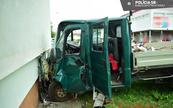 Lakóháznak hajtott a részeg sofőr, utastársát mentőhelikopterrel szállították kórházba