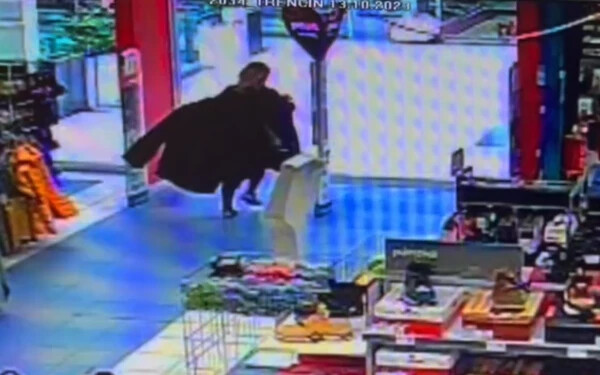 VIDEÓ: Fogta a ruhákat, kirohant velük a boltból