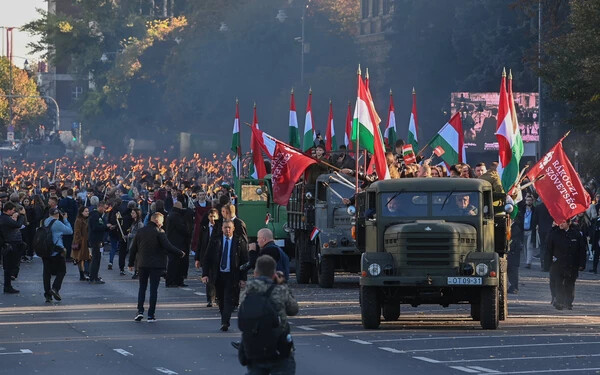 Tömegek vonultak fáklyával Budapesten