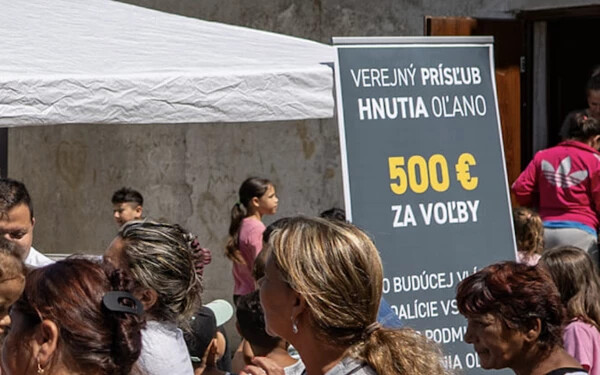 A Pačivale Roma a terepen kampányolt. Az OĽaNO azzal kampányolt, a választáson való részvételért 500 euró járna. (Anežka Škopová képviselő Facebook-oldala)