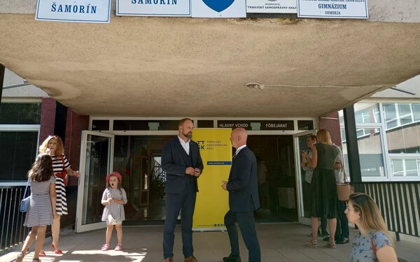 Jozef Viskupič és Branislav Gröhling, akkori oktatási miniszter, tavaly augusztusi sajtótájékoztatóta az iskola előtt (Jakubec Ágnes archív felvétele)