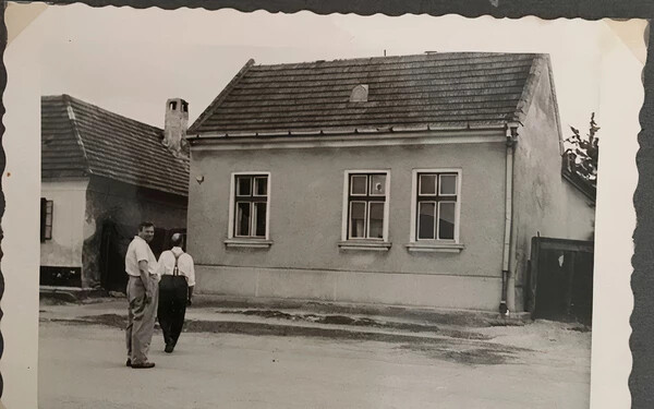 Martin Pfundtner dunahidasi háza korabeli képen. A Pfundtner család vagyonát, mivel németnek tartották őket, közvetlenül a második világháború után elkobozták. (Fotó: Helga Anderl, családi album)