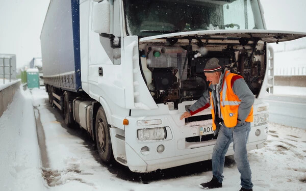 A hosszú sorokban várakozó kamionsofőrök helyzetét a kedd hajnaltól tartó havazás sem könnyíti 