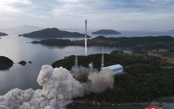 Észak-Korea rakétát bocsátott fel, feltehetőleg kémműholddal a fedélzetén