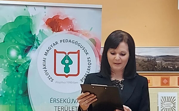 Salgó Gabriella, az SZMPSZ Érsekújvári Területi Választmányának elnöke 