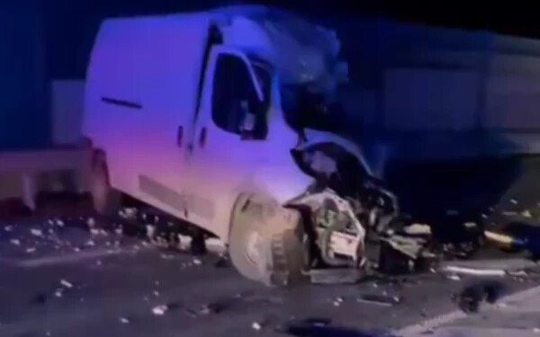 TRAGÉDIA: Egy furgon és egy kamion ütközött Diószeg és Szenc között, mindkét sofőr életét vesztette