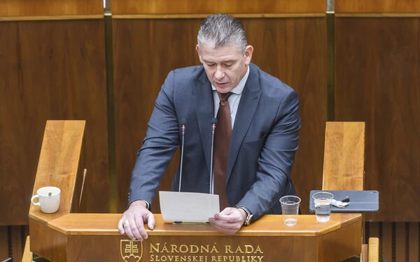 Roman Mikulec (Szlovákia mozgalom) órákon keresztül olvasta fel a módosító javaslatát, csakúgy, mint pártja több képviselője