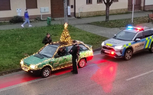 Karácsonyfát állított az autója tetejére, úgy hajtott az úton