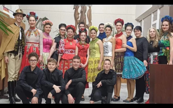 A ruhákat csallóközi fiatal néptáncosok, énekesek mutatták be (Képarchívum)