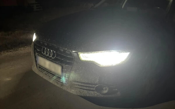 Komáromi és gútai rendőrök üldözték egy Audi A6-ost Naszvadon