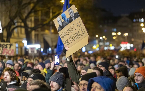 A múlt héten Pozsonyban több mint 20 ezren tiltakoztak a kormány lépései ellen (Somogyi Tibor felvétele)
