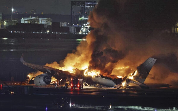 Kigyulladt egy utasokkal teli repülőgép a tokiói reptéren (VIDEÓ)