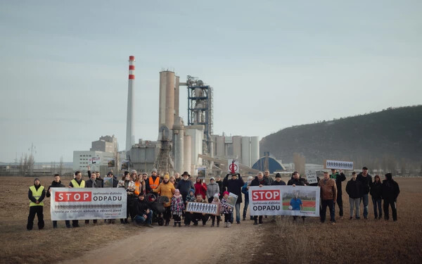 A cementgyárból eredő szennyezés miatt múlt év februárjában Szádudvarnokméhészke határában tiltakoztak a lakosok 
