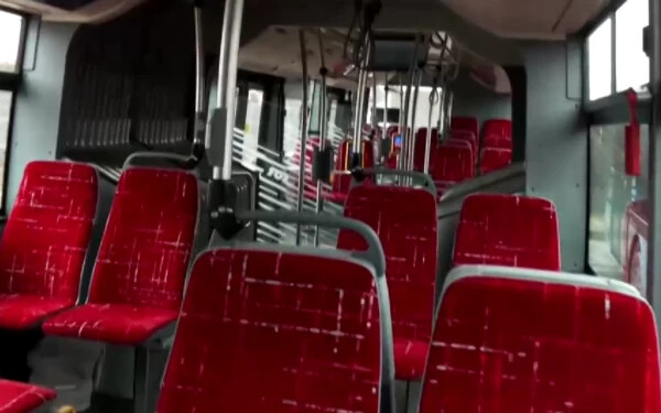 A városi buszon maszturbált egy 18 éves fiú, videóra vették