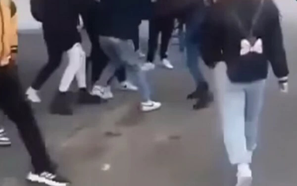 Videóra vették, ahogy három tinédzser bántalmaz egy fiút