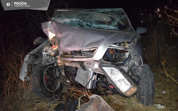 SÚLYOS baleset: Áthajtott a fekvő betonoszlopon, fának hajtott egy sofőr Diószegen