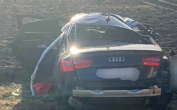 Egy szemtanú szerint legalább 130-cal hajtott, három autót előzött, mielőtt balesetet szenvedett az Audi Békénél