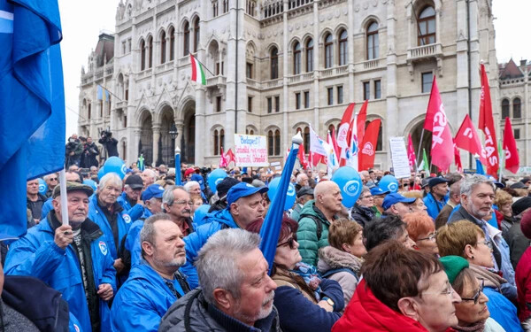 A közvetlen elnökválasztásért tüntettek az ellenzéki pártok Magyarországon