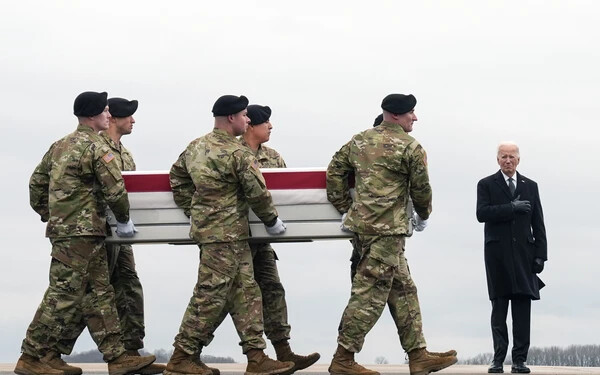 Joe Biden jelenlétében fogadták a Jordániában dróntámadásban meghalt amerikai katonák földi maradványait