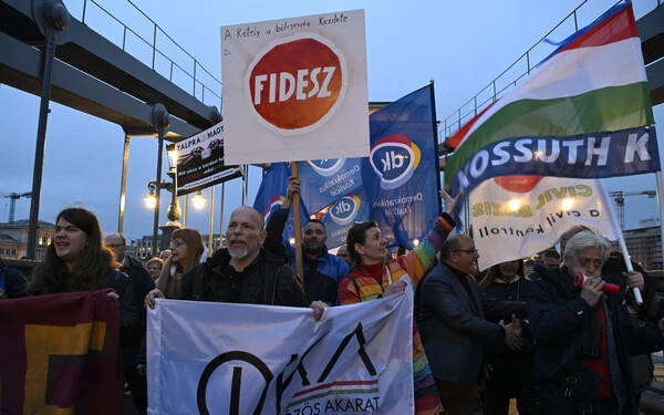 Több ezren tüntetnek a magyar államfő ellen