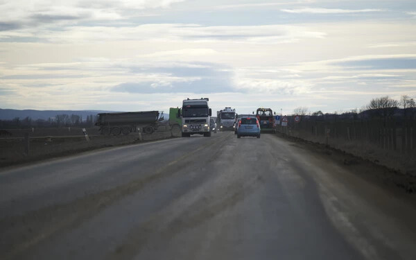 A Volvo jövendőbeli autógyárának építése miatt sár és por fedi a terület mentén húzódó I/17-es főutat 