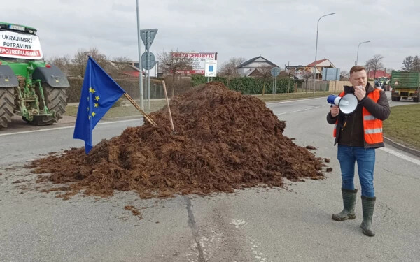 A gazdák egy uniós zászlóval díszítették fel a rakást 