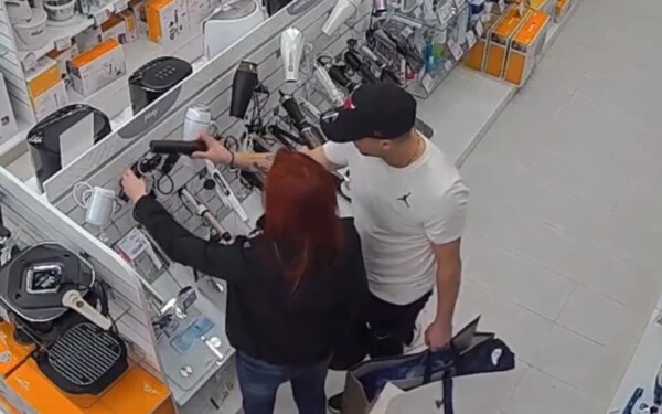 VIDEÓ: Felismeri őket? Hajszárítót loptak egy műszaki boltból