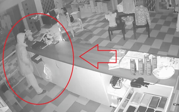 VIDEÓ: Kiraboltak egy boltot az Érsekújvári járásban – a párkányi rendőrök keresik az elkövetőt