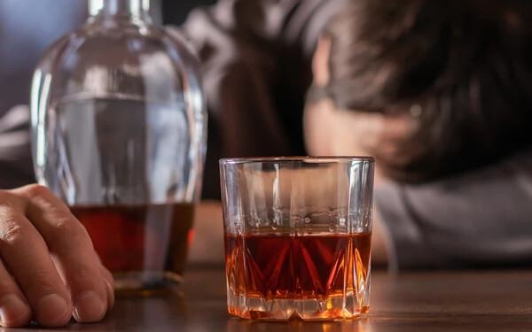 2022-ben több mint 28 ezren kerültek pszichiátriai intézetbe az alkoholfogyasztással kapcsolatos problémáik miatt