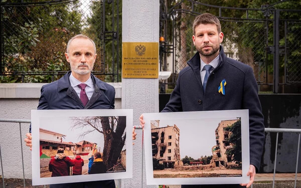 Az orosz nagykövetség előtt Tomáš Valášek és Michal Šimečka (mindketten PS) emlékeztettek a háború szörnyűségeire