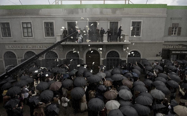 Ifjak szórják a tömegbe a Nemzeti Dalt Landerer nyomdájának erkélyéről