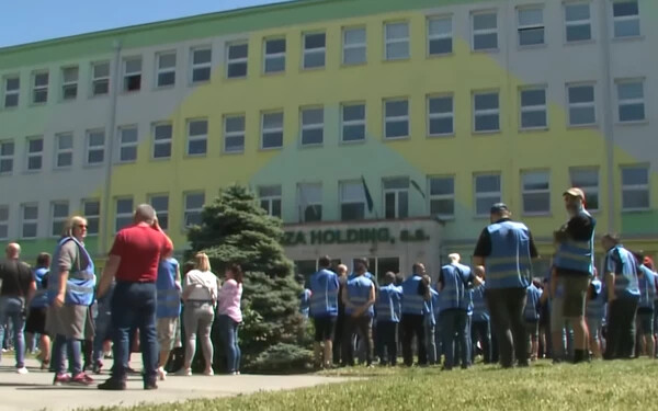 Két hónapja nem kaptak fizetést, több százan tiltakoztak a kelet-szlovákiai gyár előtt