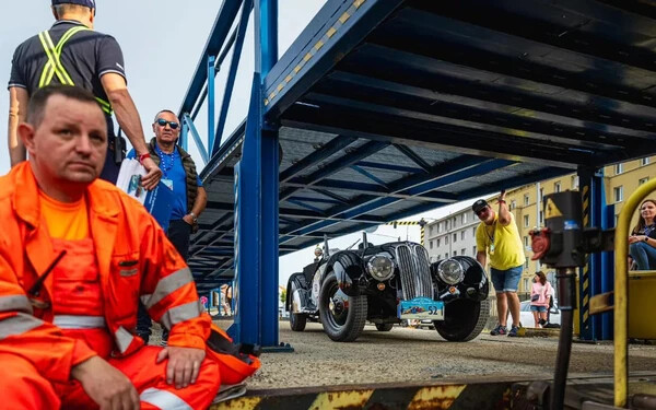 A csodálatra méltó gépjárműveket az elmúlt hétvégén, egy autószállító vasúti szerelvénnyel hozták meg Kassára (A szervezői csapat felvétele)