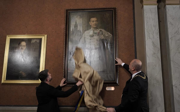 A festmény ezentúl a történelmi Városháza állandó portrégalériáját díszíti 
