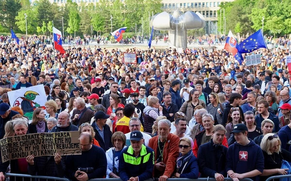 Az ellenzéki Progresszív Szlovákia csütörtökön este a közmédia függetlensége melletti kiállásként tüntetést szervezett Pozsonyban, a megmozduláson hozzávetőlegesen 4-5 ezer ember vett részt (Somogyi Tibor felvétele)