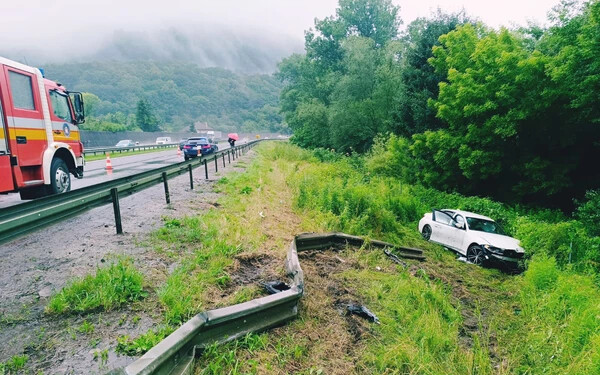 TRAGÉDIA: Megcsúszott a vizes úton, árokba hajtott a 24 éves sofőr