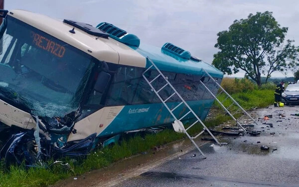 Egy autóbusz és egy személyautó ütközött, egy 42 éves férfi életét vesztette