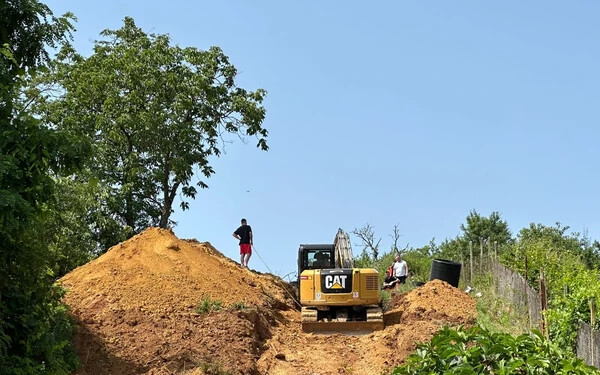 TRAGÉDIA: Építőmunkásokat temetett maga alá a föld