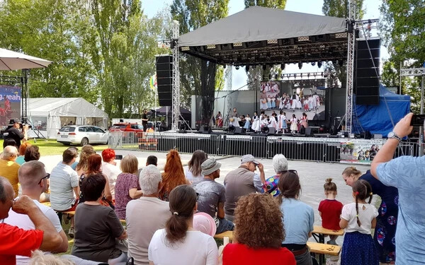 A falunapon hazai és külföldi táncegyüttesek is felléptek (A szerző felvétele)