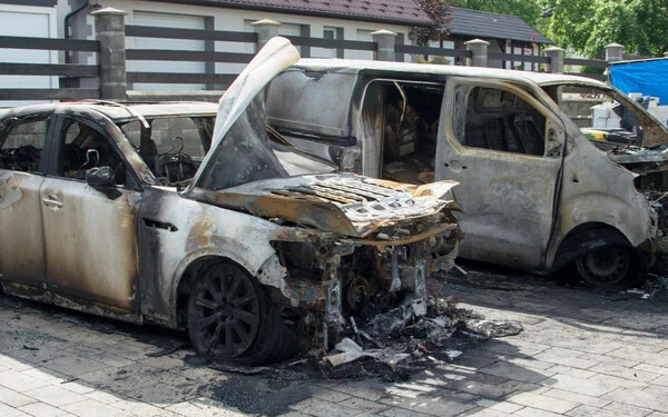 Szándékosan felgyújtott két autót, 63 ezer eurós kárt okozott